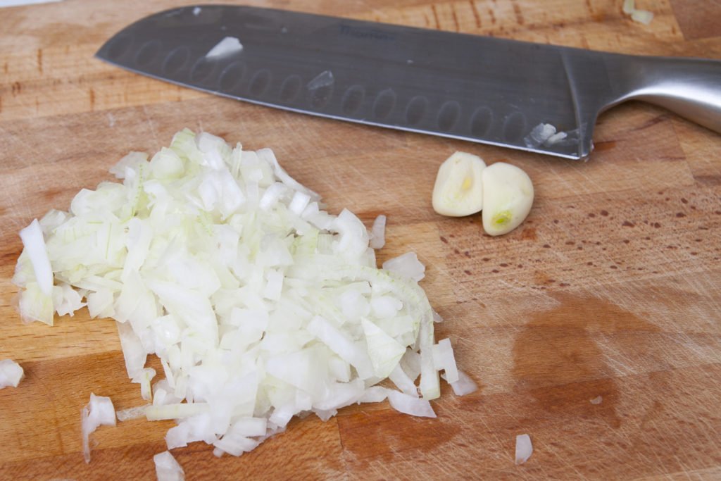 Sminuzziamo la cipolla e tagliamo lo spicchio d'aglio.