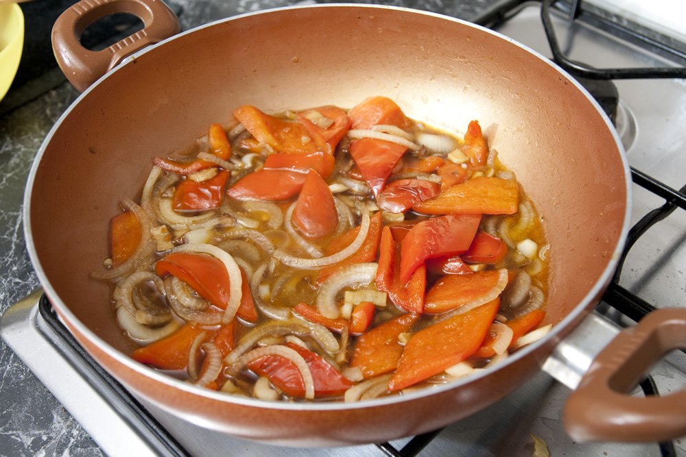 Aggiungiamo le cipolle e la salsa di soia.