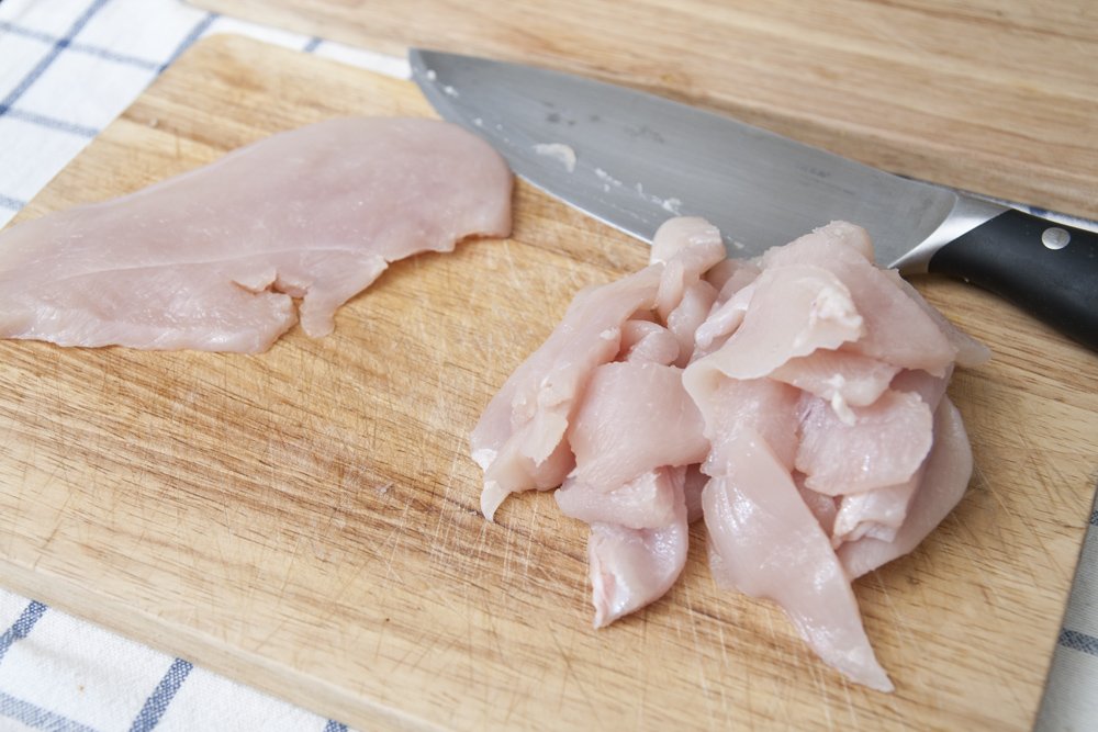 Tagliare il petto di pollo in straccetti