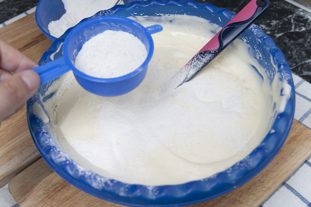 Setacciare la farina e integrarla nelle base di uova e zucchero