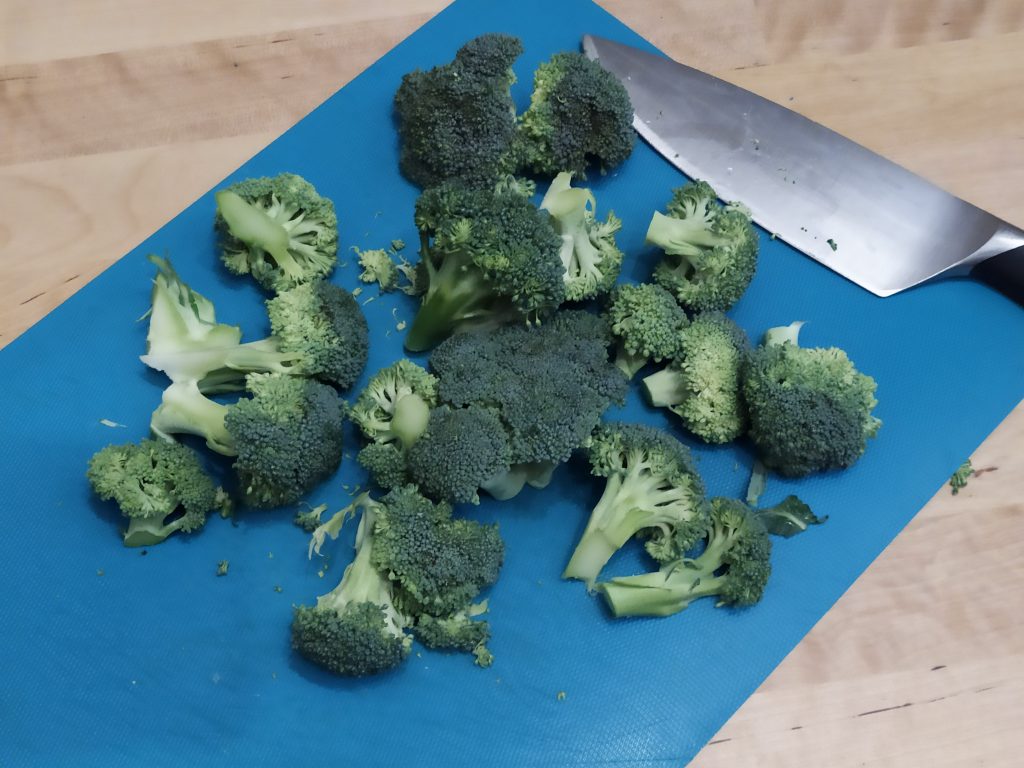 Tagliare le cime dei broccoli