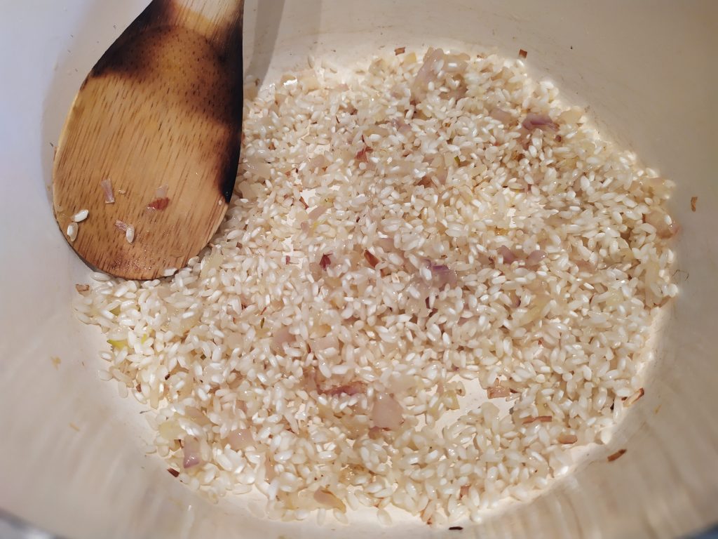 Tostare il riso con olio e scalogno
