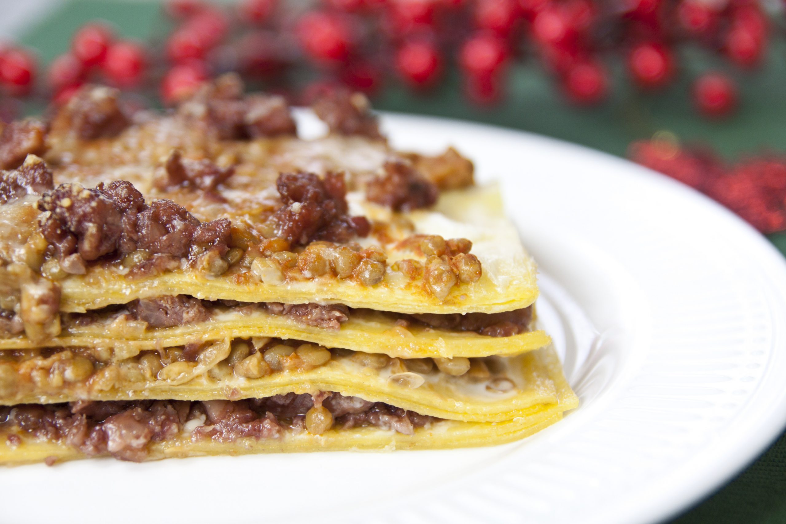 Lasagne con cotechino e lenticchie | Ricetta per Natale e Capodanno